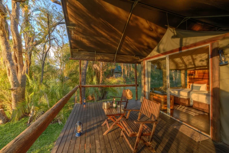 Ein Meru-Zelt mit eigenem Bad in der Xaro Lodge