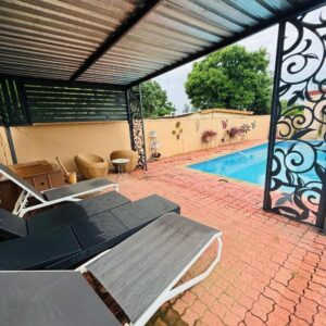 Dulelo Guest House Gaborone: swimming pool and shaded patio