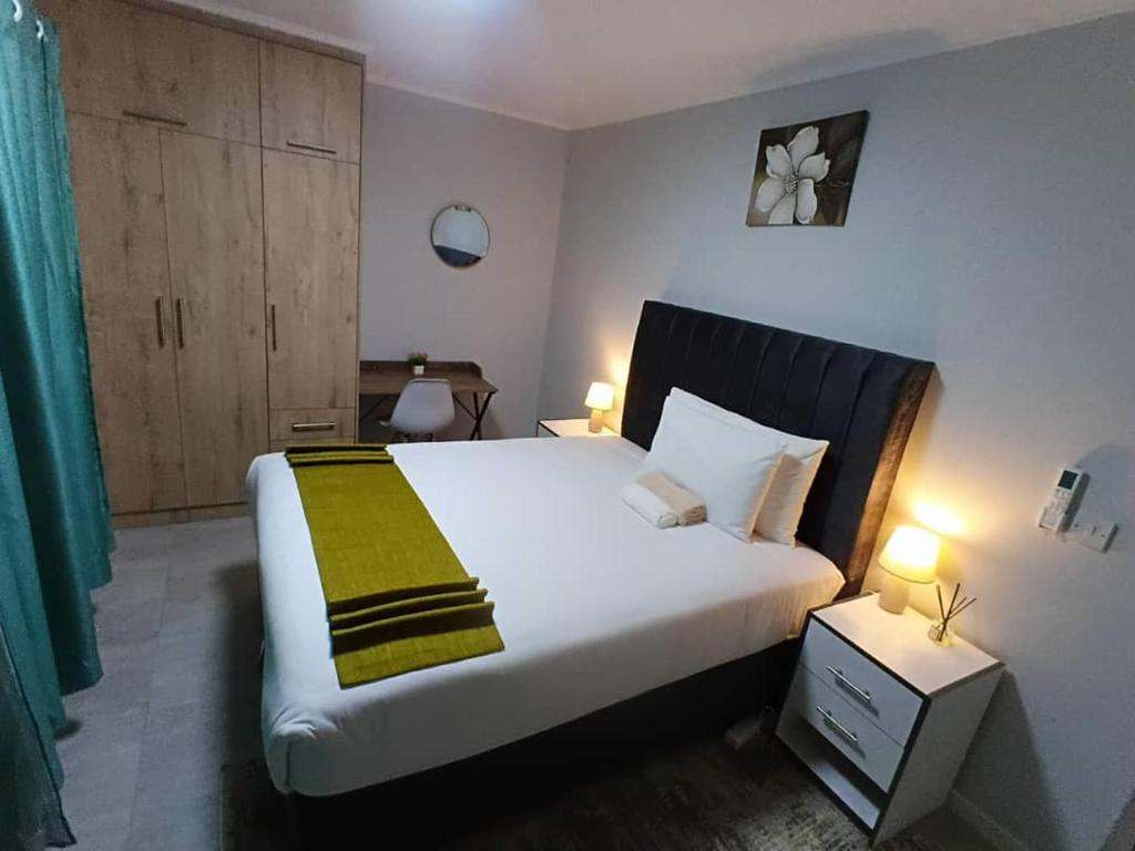 Lola Apartments B12